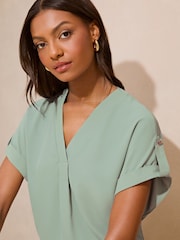 Lipsy Utility Col en V Short Manches enroulées Top - Image 1 of 4