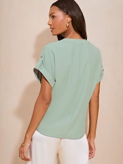 Lipsy Utility Col en V Short Manches enroulées Top - Image 2 of 4