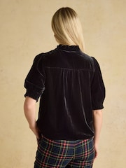 črna - Joules Silvia Smocked Velvet Short Sleeve Blouse - Slika 2 iz 6