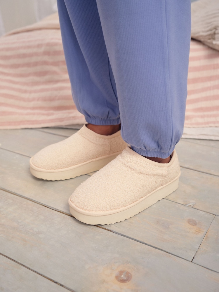Teddyfell, Creme - Flatform Shoot – Hausschuhe mit Fleecefutter - Bild 1 von 6 Teddyfell, Creme - Flatform Shoot – Hausschuhe mit Fleecefutter - Bild 1 von 6