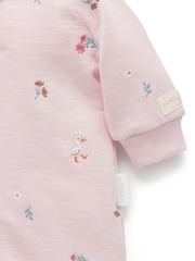 وردي - بدلة صوف للبيبي مطرّزة من القطن 100% من Purebaby - صورة 3 من 4