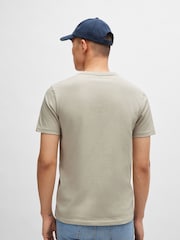beis - BOSS Relaxed Fit Tales Logo Patch Jersey T-Shirt - Imagen 2 de 5