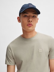 beis - BOSS Relaxed Fit Tales Logo Patch Jersey T-Shirt - Imagen 4 de 5