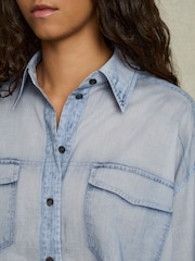 Azul - Reiss Darcy Cotton Denim-Print Cropped Shirt - Imagen 3 de 6