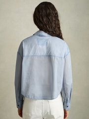 Azul - Reiss Darcy Cotton Denim-Print Cropped Shirt - Imagen 5 de 6