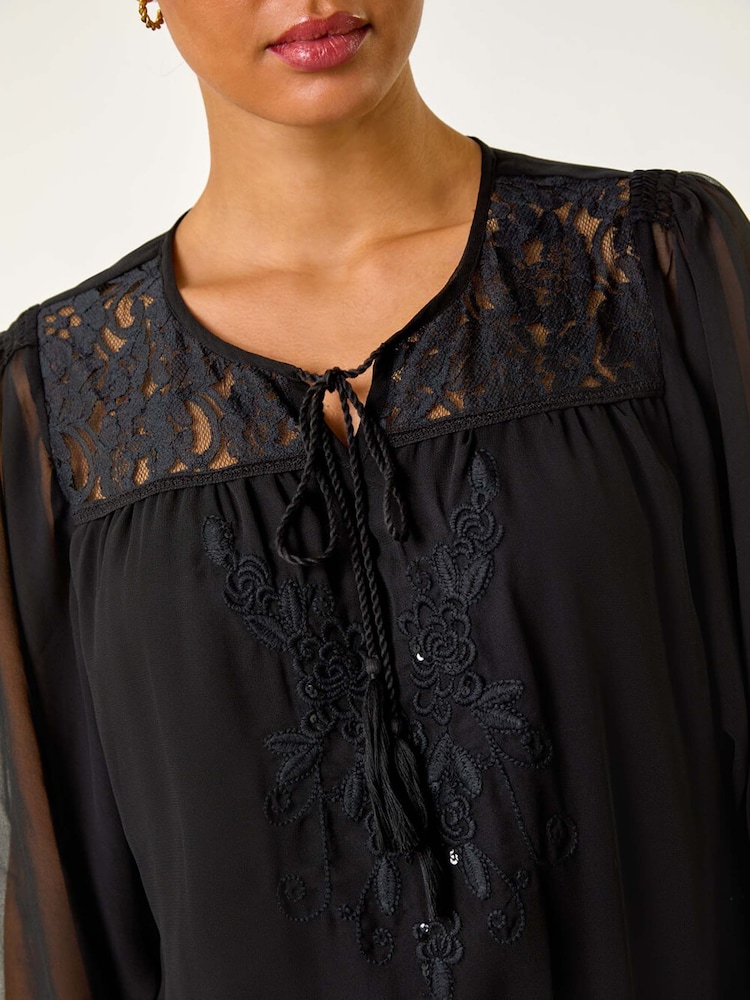 Negro - Roman Embroidered Lace Shirred Hem Top - Imagen 5 de 5 Negro - Roman Embroidered Lace Shirred Hem Top - Imagen 5 de 5
