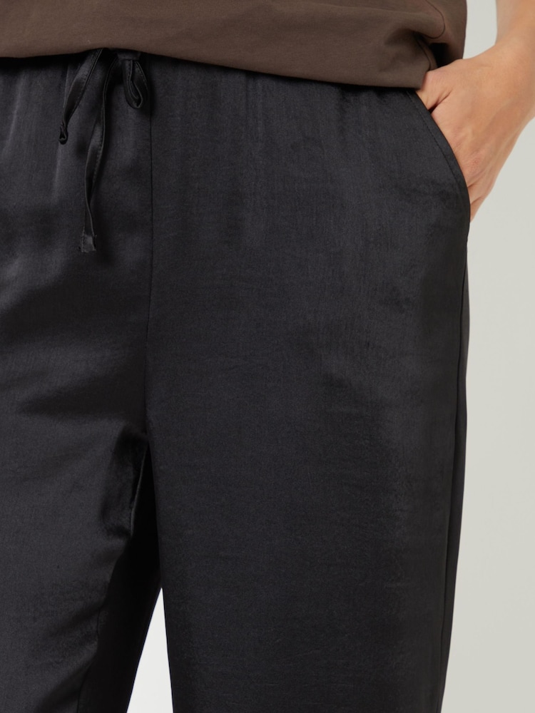 Schwarz - Threadbare – Satin-Hose mit weitem Bein und Leoparden-Print - Bild 2 von 4 Schwarz - Threadbare – Satin-Hose mit weitem Bein und Leoparden-Print - Bild 2 von 4