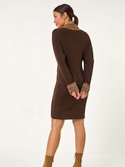 Castanho - Roman de malha com detalhe de botão contrastante Dress - Imagem 4 de 6