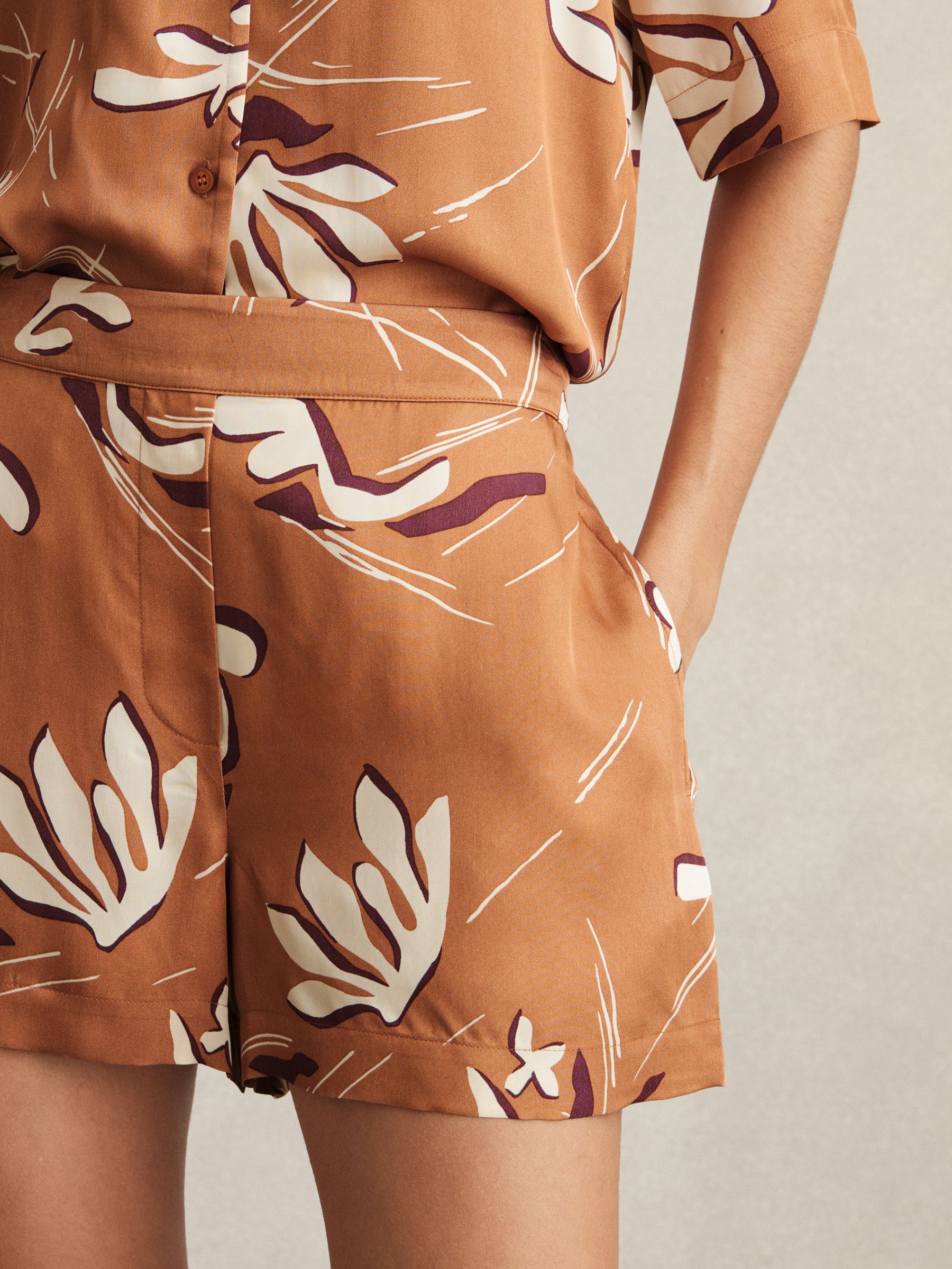 【海外限定】REISSショートパンツ☆Sammie Printed Twill Shorts Buy Reiss Orange Sammie Printed Twill Shorts from Next USA