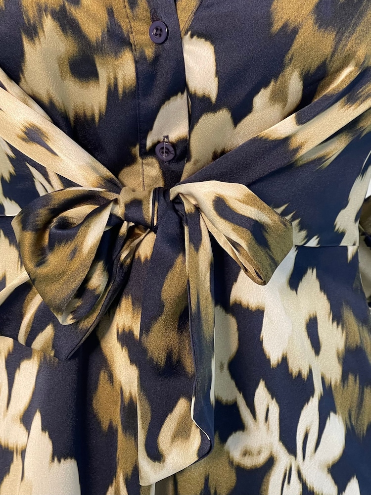 Schwarz und Grün, floral - Girl In Mind Isabella Hemdkleid mit Bindedetail vorne - Bild 6 von 6 Schwarz und Grün, floral - Girl In Mind Isabella Hemdkleid mit Bindedetail vorne - Bild 6 von 6