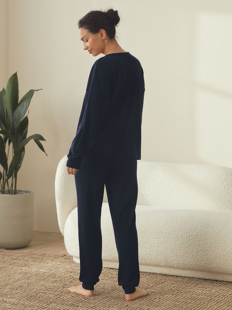 أزرق داكن - بيجامة Twosie بنسيج بارز الملمس مزركش من B by Ted Baker - صورة 2 من 13 أزرق داكن - بيجامة Twosie بنسيج بارز الملمس مزركش من B by Ted Baker - صورة 2 من 13