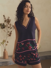 كحلي ـ طقم بيجامة ستان من شورت ورداء علوي بحمالات بفتحة ياقة حرف V مزيّنة بطبعة زهور من B by Ted Baker - صورة 1 من 11