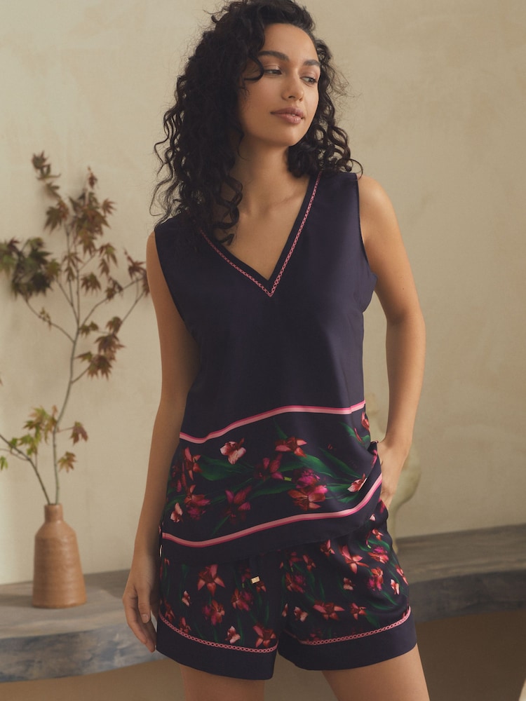 كحلي ـ طقم بيجامة ستان من شورت ورداء علوي بحمالات بفتحة ياقة حرف V مزيّنة بطبعة زهور من B by Ted Baker - صورة 1 من 11
