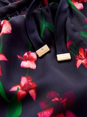 كحلي ـ طقم بيجامة ستان من شورت ورداء علوي بحمالات بفتحة ياقة حرف V مزيّنة بطبعة زهور من B by Ted Baker - صورة 10 من 11