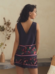 كحلي ـ طقم بيجامة ستان من شورت ورداء علوي بحمالات بفتحة ياقة حرف V مزيّنة بطبعة زهور من B by Ted Baker - صورة 3 من 11