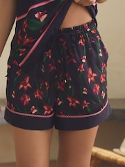 كحلي ـ طقم بيجامة ستان من شورت ورداء علوي بحمالات بفتحة ياقة حرف V مزيّنة بطبعة زهور من B by Ted Baker - صورة 4 من 11