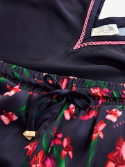 كحلي ـ طقم بيجامة ستان من شورت ورداء علوي بحمالات بفتحة ياقة حرف V مزيّنة بطبعة زهور من B by Ted Baker - صورة 9 من 11