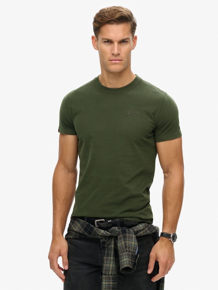 Grün - Superdry Essential T-Shirt mit Logostickerei - Bild 1 von 3 Grün - Superdry Essential T-Shirt mit Logostickerei - Bild 1 von 3