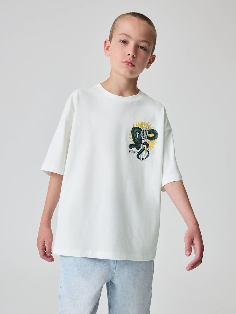 Blanco/Krait - Camiseta de cuello redondo con gráfico extragrande para niños de smALLSAINTS - Imagen 1 de 3 Blanco/Krait - Camiseta de cuello redondo con gráfico extragrande para niños de smALLSAINTS - Imagen 1 de 3