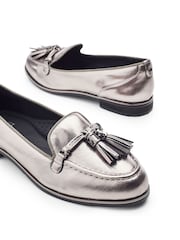 Moda in Pelle Evvaa Flat Slip on Tassle Leather Barrel Loafers - Image 4 of 4