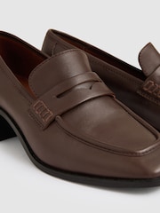 Čokolada - Usnjeni mokasini s široko peto Reiss Heidi Penny - Slika 4 iz 5