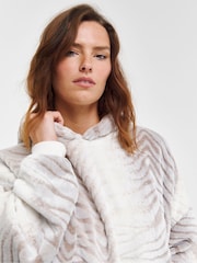 Simply Be Pretty Secrets Oversized Hoodie Blanket - صورة 4 من 4