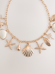 Tono dorado - Collar con concha y charm - Imagen 2 de 5