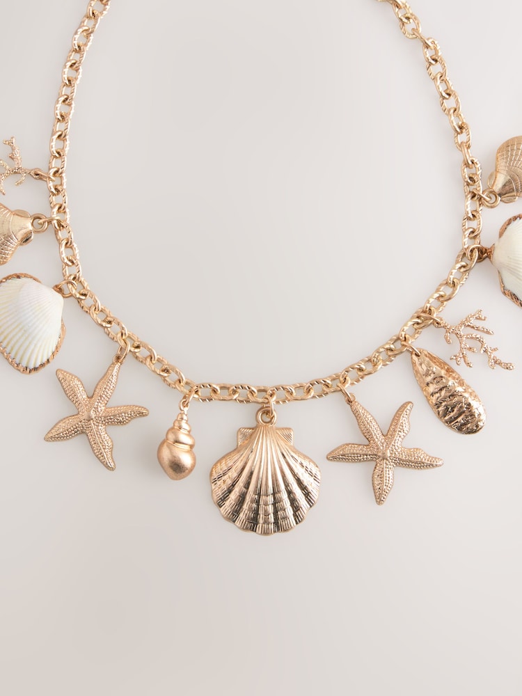 Tono dorado - Collar con concha y charm - Imagen 2 de 5