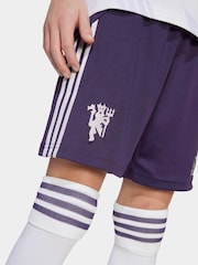 شورت لمباراة الذهاب لنادي Manchester United 25/26 للأطفال من adidas - صورة 3 من 4