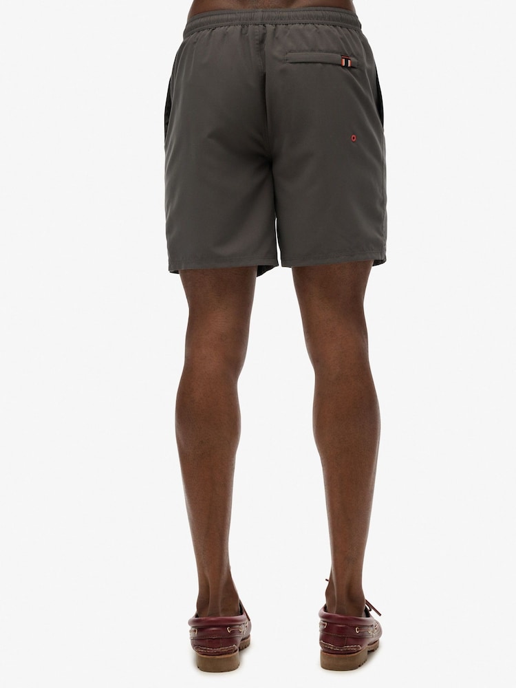 Szaro-grafitowy - Sportowe szorty kąpielowe Superdry z grafiką, o długości 17 cali - Image 5 of 7