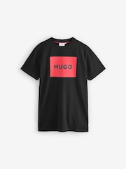 أسود - تيشِرت بأكمام قصيرة مزيّن بشعار العلامة التجارية من HUGO - صورة 1 من 2