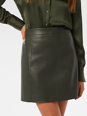 Forever New Eleni Minirock aus veganem Leder - Bild 3 von 5