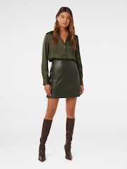 Forever New Eleni Minirock aus veganem Leder - Bild 5 von 5