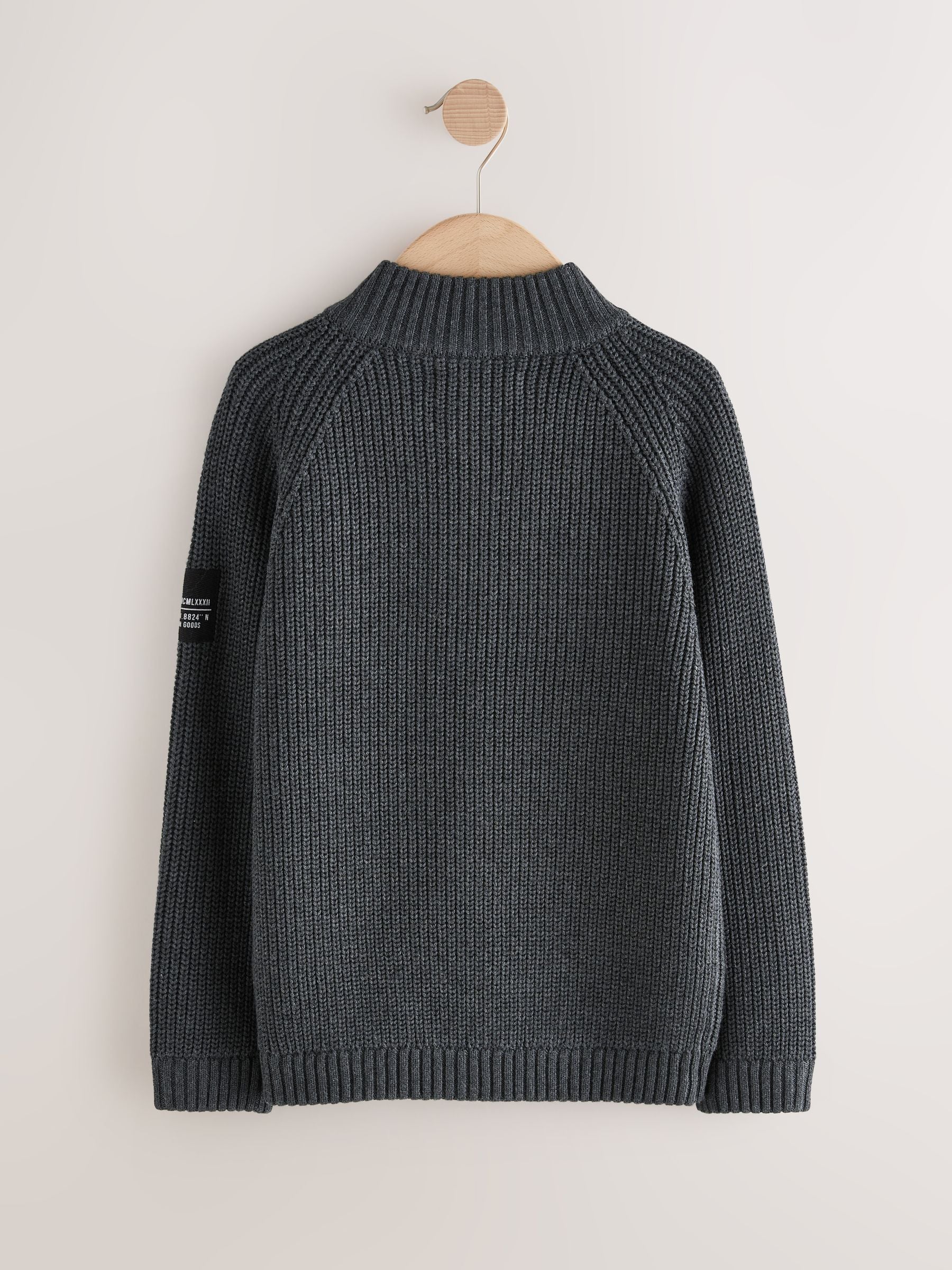 Next：日本 チャコールグレー - ユーティリティ ジップネック ニット