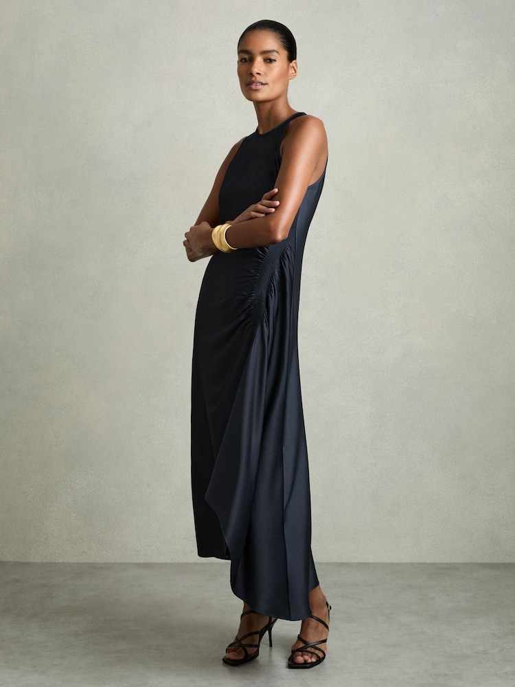Marineblau - Reiss Anessa Midi-Kleid aus Satin mit gerafftem Design - Bild 1 von 8 Marineblau - Reiss Anessa Midi-Kleid aus Satin mit gerafftem Design - Bild 1 von 8