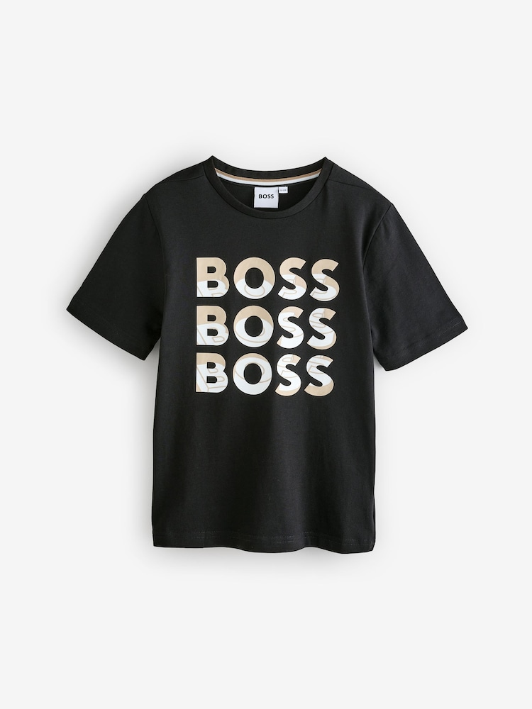 تيشرت بكُم قصير بشعار ثلاثي من BOSS - صورة 1 من 4 تيشرت بكُم قصير بشعار ثلاثي من BOSS - صورة 1 من 4