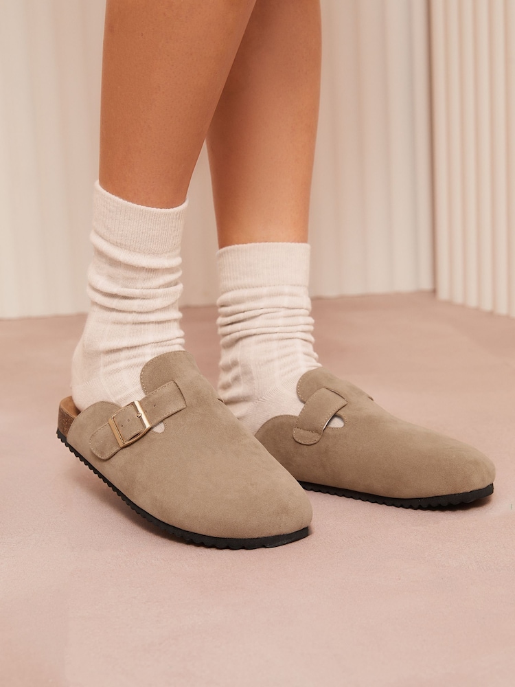 Neutro - Friends Like These Buckle Faux Suede Comfort Footbed Clogs - Imagen 1 de 5 Neutro - Friends Like These Buckle Faux Suede Comfort Footbed Clogs - Imagen 1 de 5