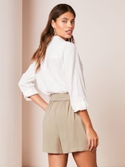 Pantalones cortos con cinturón y un toque de lino de Lipsy - Imagen 2 de 4