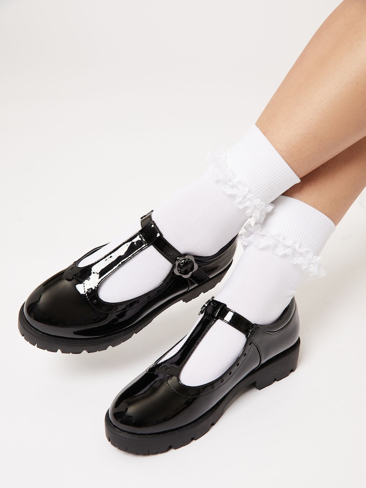 Lipsy Flats Mary-Jane-Schuhe für die Schule in Lackoptik mit Blumendesign - Bild 1 von 5 Lipsy Flats Mary-Jane-Schuhe für die Schule in Lackoptik mit Blumendesign - Bild 1 von 5