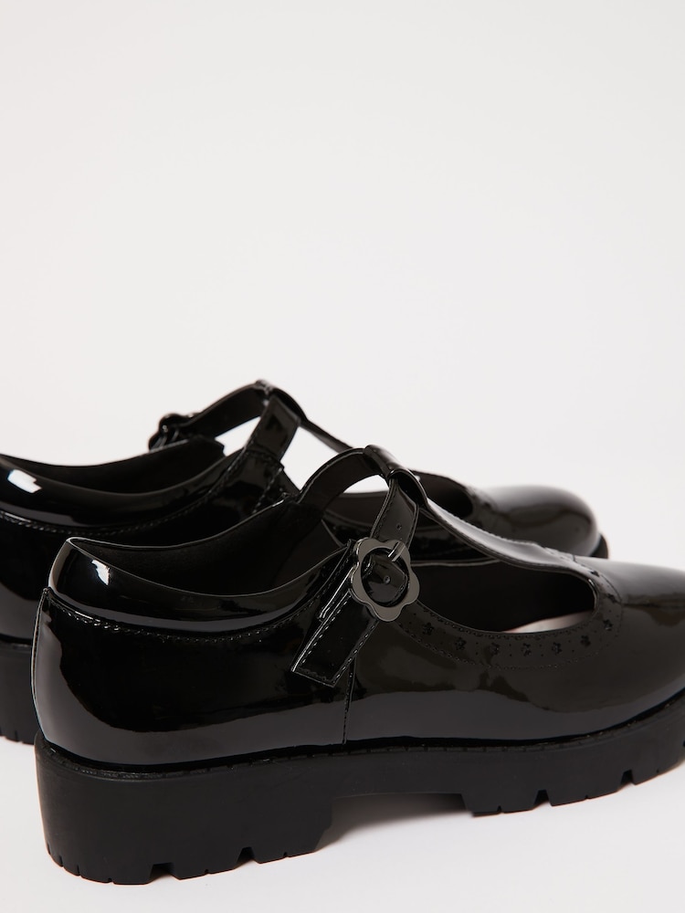 Lipsy Flats Mary-Jane-Schuhe für die Schule in Lackoptik mit Blumendesign - Bild 5 von 5 Lipsy Flats Mary-Jane-Schuhe für die Schule in Lackoptik mit Blumendesign - Bild 5 von 5
