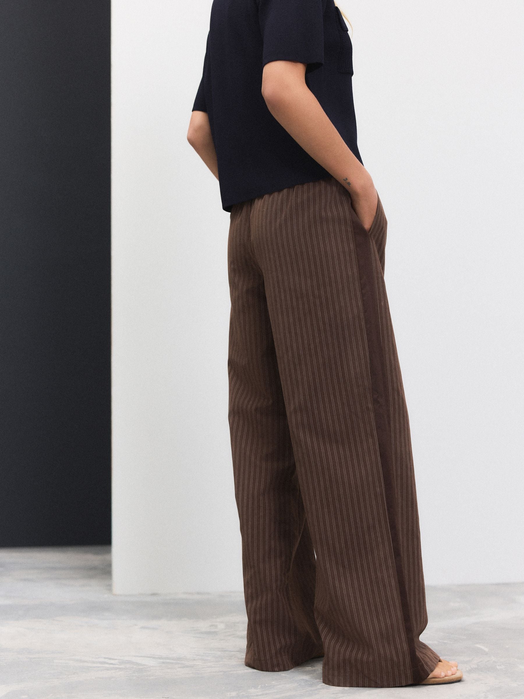 Next：日本 ブラウン - ソフトタッチ ストレートレッグ ストライプ