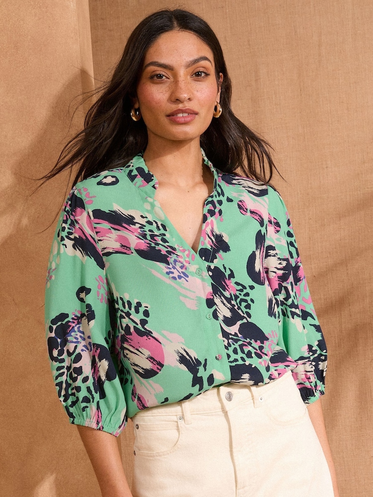 Verde con estampado de animal print - Blusa con detalle de cuello festoneado y mangas 3/4 de Love & Roses - Imagen 1 de 4 Verde con estampado de animal print - Blusa con detalle de cuello festoneado y mangas 3/4 de Love & Roses - Imagen 1 de 4