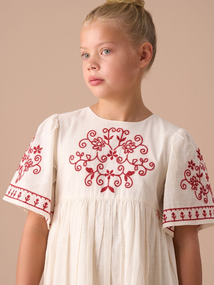 Angel & Rocket – ausgestelltes nudefarbenes Kleid „Reyna“ mit Stickerei - Bild 1 von 5 Angel & Rocket – ausgestelltes nudefarbenes Kleid „Reyna“ mit Stickerei - Bild 1 von 5