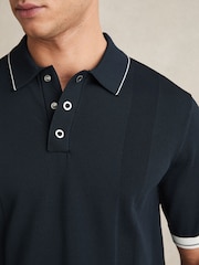 Weiß und Marineblau - Reiss Portman Strick-Poloshirt mit Zierstreifen - Bild 3 von 5