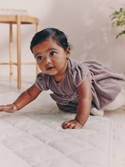 Morado - Conjunto de 2 prendas con vestido de bebé con lazo de terciopelo con dobladillo abullonado y medias (0 meses-2 años) - Imagen 4 de 10