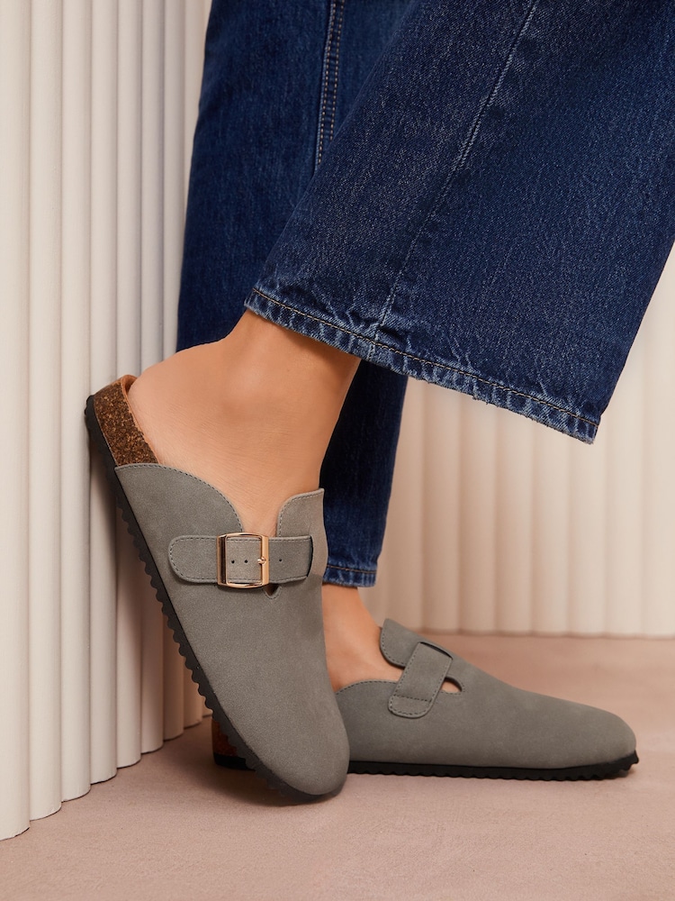 Gris - Friends Like These Buckle Faux Suede Comfort Footbed Clogs - Imagen 1 de 5 Gris - Friends Like These Buckle Faux Suede Comfort Footbed Clogs - Imagen 1 de 5