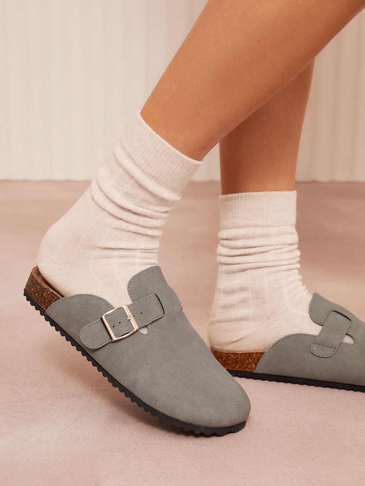 Gris - Friends Like These Buckle Faux Suede Comfort Footbed Clogs - Imagen 2 de 5 Gris - Friends Like These Buckle Faux Suede Comfort Footbed Clogs - Imagen 2 de 5