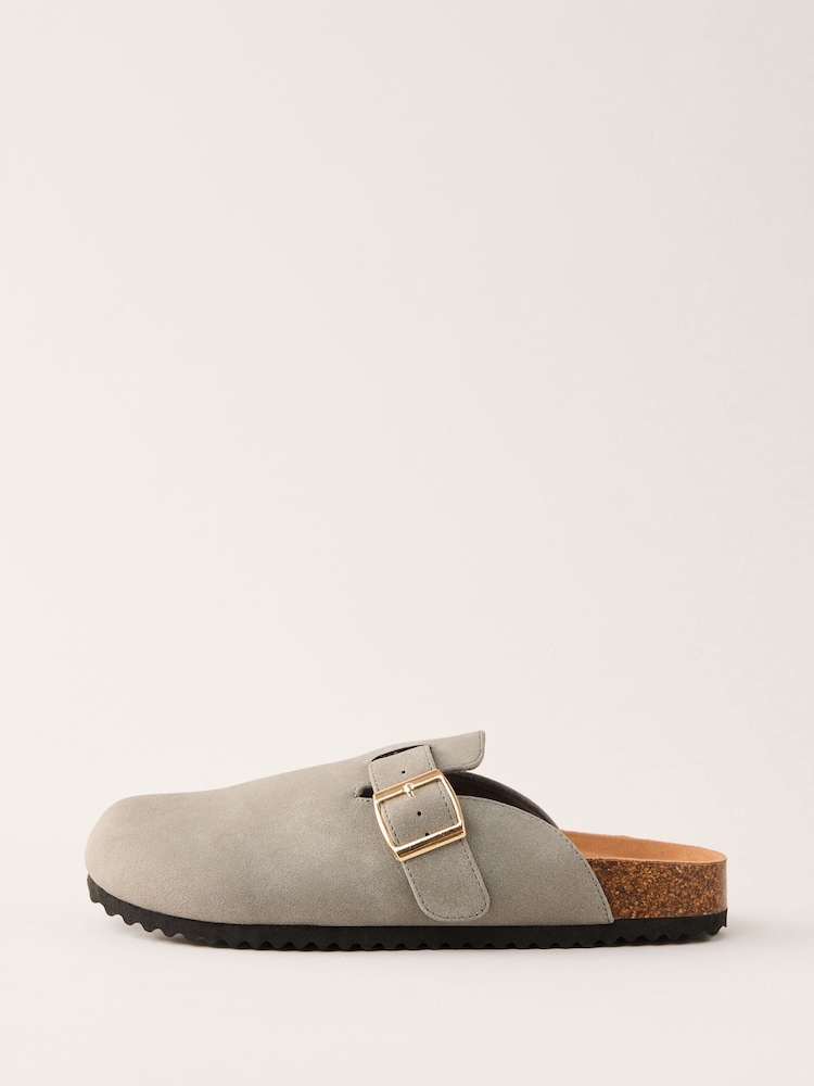 Gris - Friends Like These Buckle Faux Suede Comfort Footbed Clogs - Imagen 5 de 5 Gris - Friends Like These Buckle Faux Suede Comfort Footbed Clogs - Imagen 5 de 5