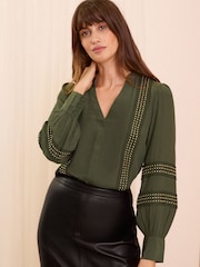 Grün - Love & Roses Bluse mit V-Ausschnitt und Metalldetail - Bild 1 von 4
