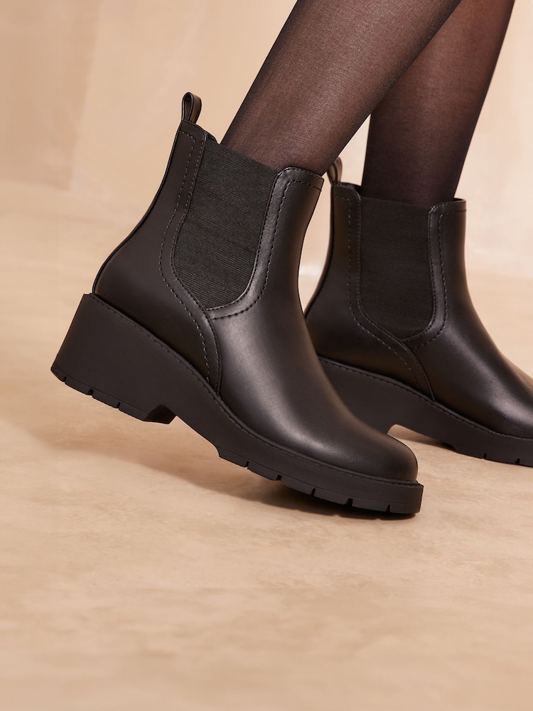 Friends Like These Chunky Wedge Faux Leather Chelsea Boots - Imagen 2 de 4 Friends Like These Chunky Wedge Faux Leather Chelsea Boots - Imagen 2 de 4